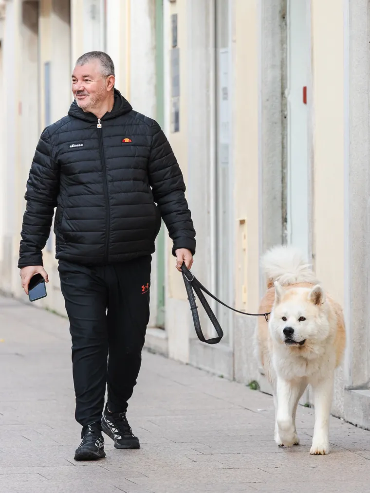 Ni dugi kaputi nisu sasvim prekrili lijepe noge Riječanki: &Scaron;tiklama pokorile Korzo