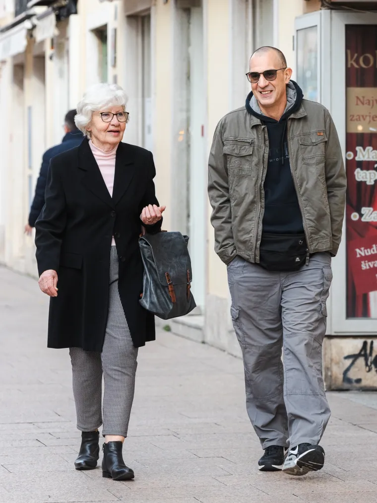 Ni dugi kaputi nisu sasvim prekrili lijepe noge Riječanki: &Scaron;tiklama pokorile Korzo