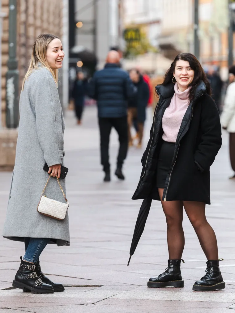 Ni dugi kaputi nisu sasvim prekrili lijepe noge Riječanki: &Scaron;tiklama pokorile Korzo