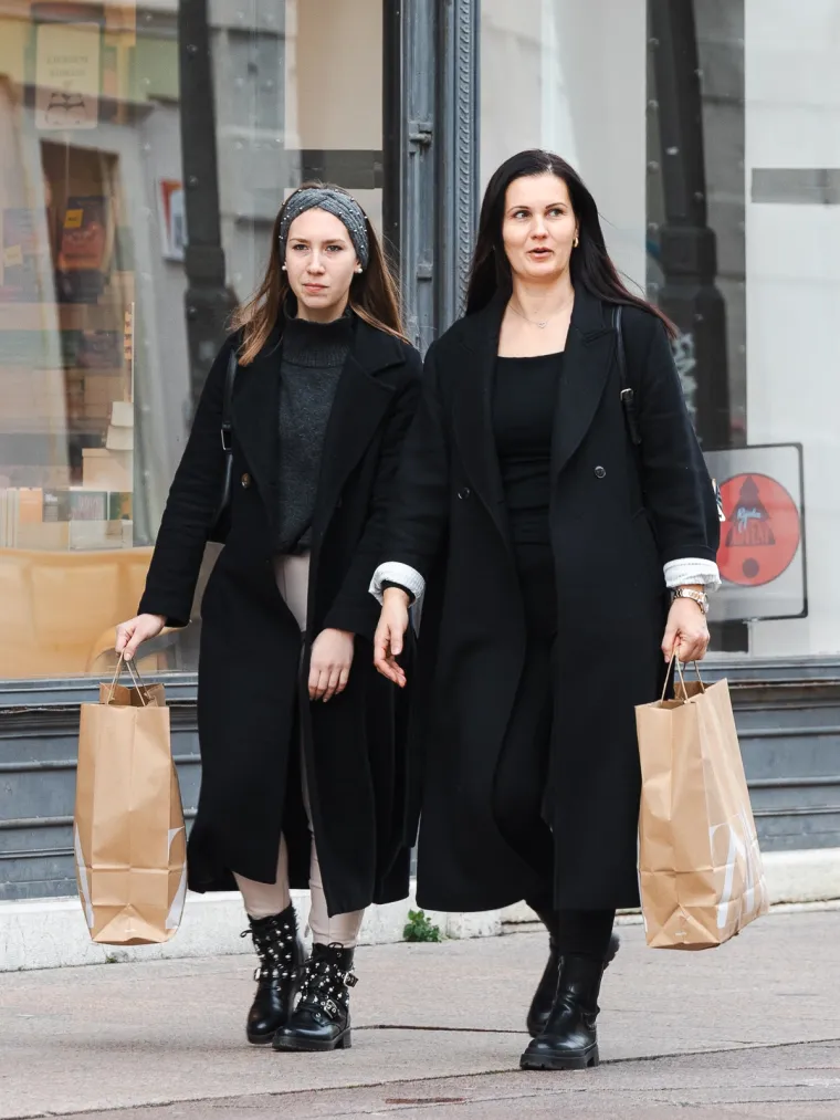 Ni dugi kaputi nisu sasvim prekrili lijepe noge Riječanki: &Scaron;tiklama pokorile Korzo