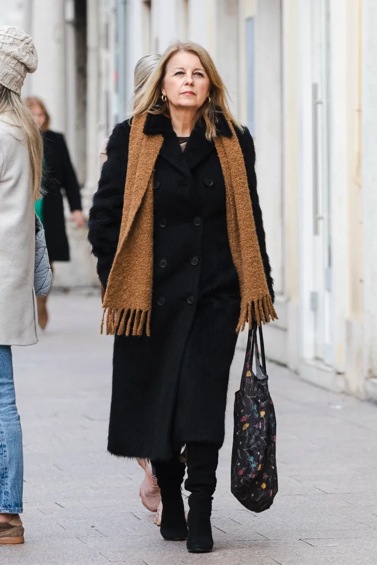 Ni dugi kaputi nisu sasvim prekrili lijepe noge Riječanki: &Scaron;tiklama pokorile Korzo