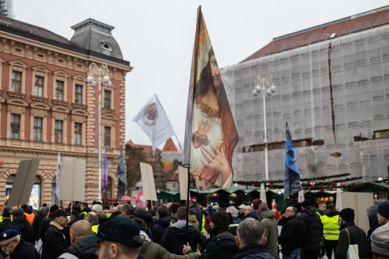 Molitelji se okupili u Zagrebu, stigli i prosvjednici: Održana posljednja Tiha misa