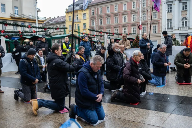 Molitelji se okupili u Zagrebu, stigli i prosvjednici: Održana posljednja Tiha misa