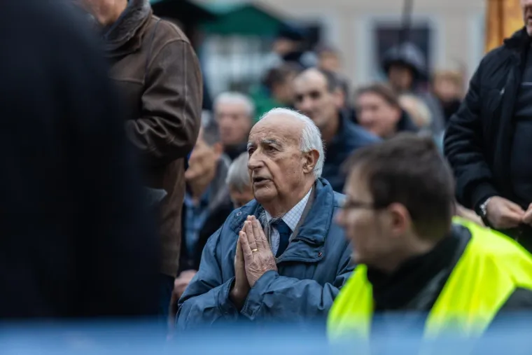 Molitelji se okupili u Zagrebu, stigli i prosvjednici: Održana posljednja Tiha misa