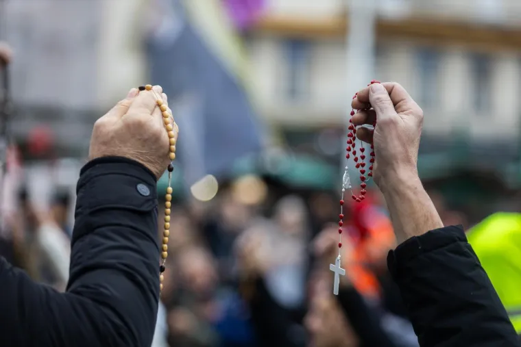 Molitelji se okupili u Zagrebu, stigli i prosvjednici: Održana posljednja Tiha misa