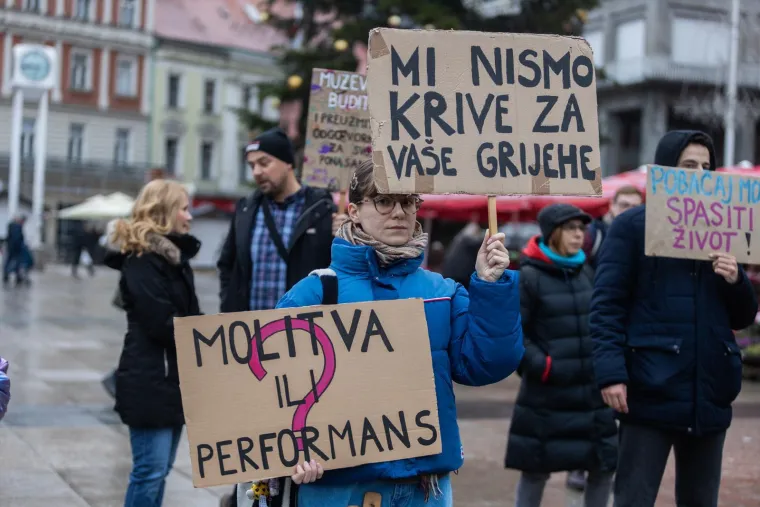 Molitelji se okupili u Zagrebu, stigli i prosvjednici: Održana posljednja Tiha misa