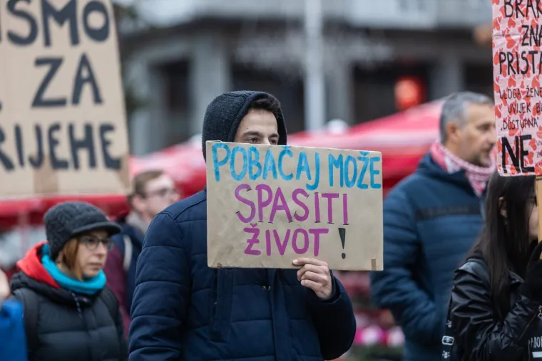 Molitelji se okupili u Zagrebu, stigli i prosvjednici: Održana posljednja Tiha misa