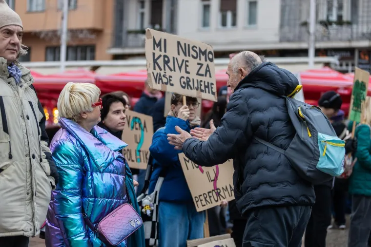 Molitelji se okupili u Zagrebu, stigli i prosvjednici: Održana posljednja Tiha misa