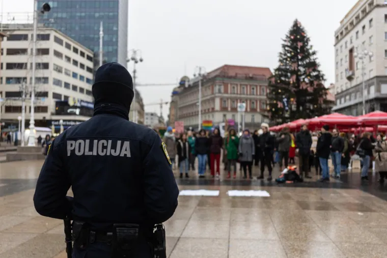 Molitelji se okupili u Zagrebu, stigli i prosvjednici: Održana posljednja Tiha misa