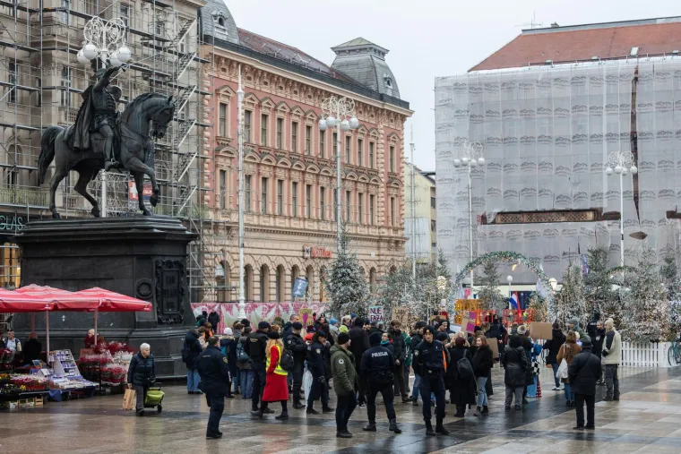 Molitelji se okupili u Zagrebu, stigli i prosvjednici: Održana posljednja Tiha misa