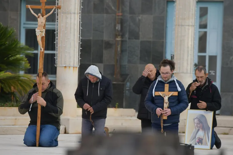 Molitelji se okupili u Zagrebu, stigli i prosvjednici: Održana posljednja Tiha misa