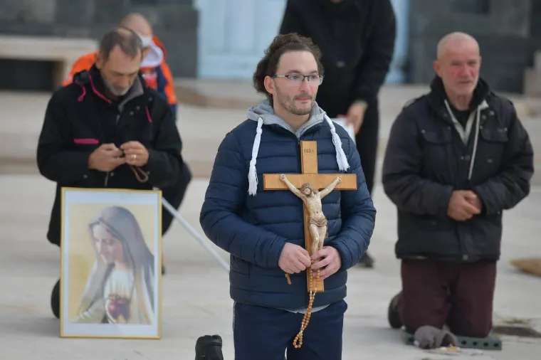 Molitelji se okupili u Zagrebu, stigli i prosvjednici: Održana posljednja Tiha misa
