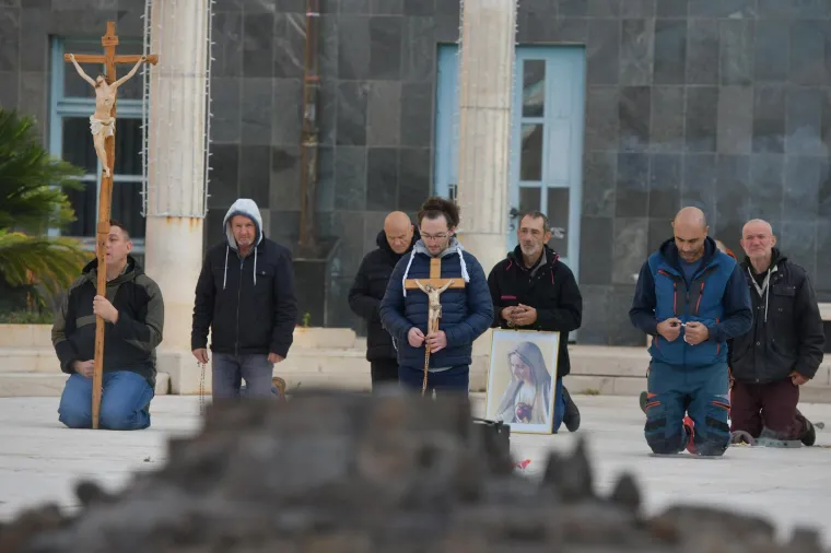 Molitelji se okupili u Zagrebu, stigli i prosvjednici: Održana posljednja Tiha misa