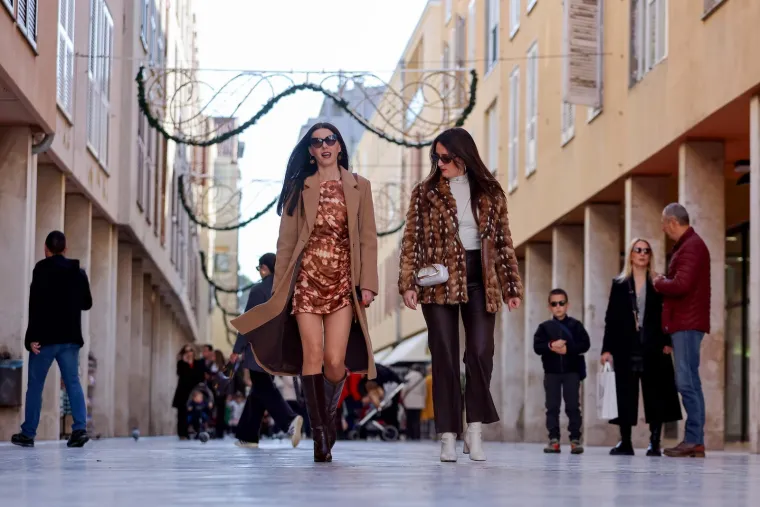 Zadar gorio u prosincu: Dame u mini suknjama mamile poglede u središtu grada