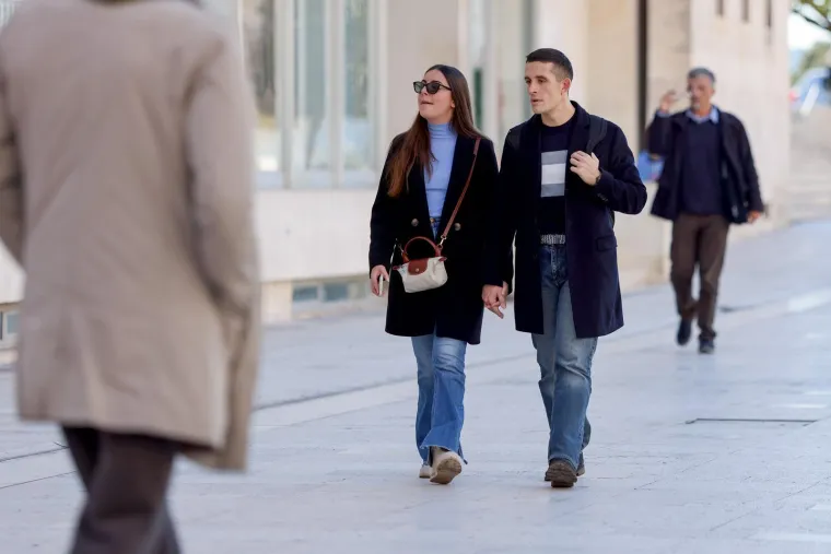 Zadar gorio u prosincu: Dame u mini suknjama mamile poglede u središtu grada