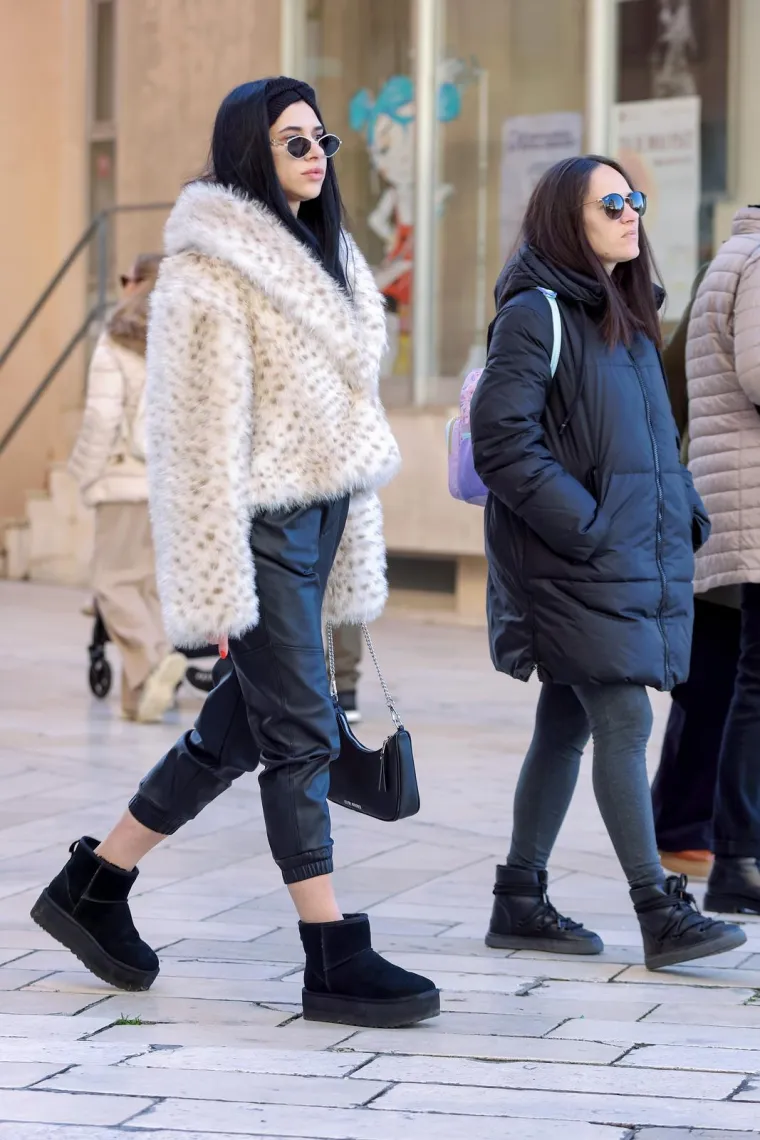 Zadar gorio u prosincu: Dame u mini suknjama mamile poglede u središtu grada