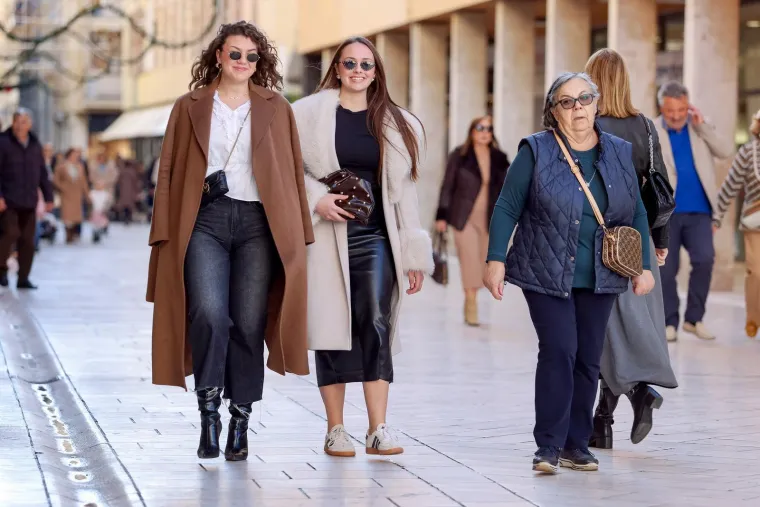 Zadar gorio u prosincu: Dame u mini suknjama mamile poglede u središtu grada
