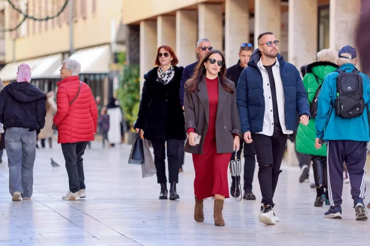 Zadar gorio u prosincu: Dame u mini suknjama mamile poglede u središtu grada