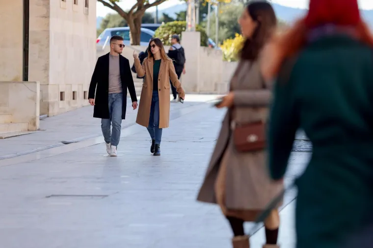 Zadar gorio u prosincu: Dame u mini suknjama mamile poglede u središtu grada