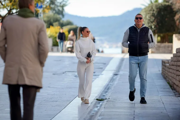 Zadar gorio u prosincu: Dame u mini suknjama mamile poglede u središtu grada