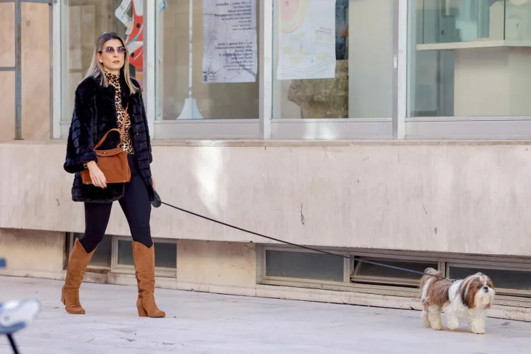 Zadar gorio u prosincu: Dame u mini suknjama mamile poglede u središtu grada