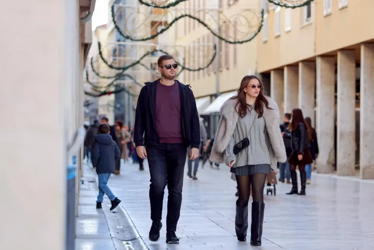 Zadar gorio u prosincu: Dame u mini suknjama mamile poglede u središtu grada