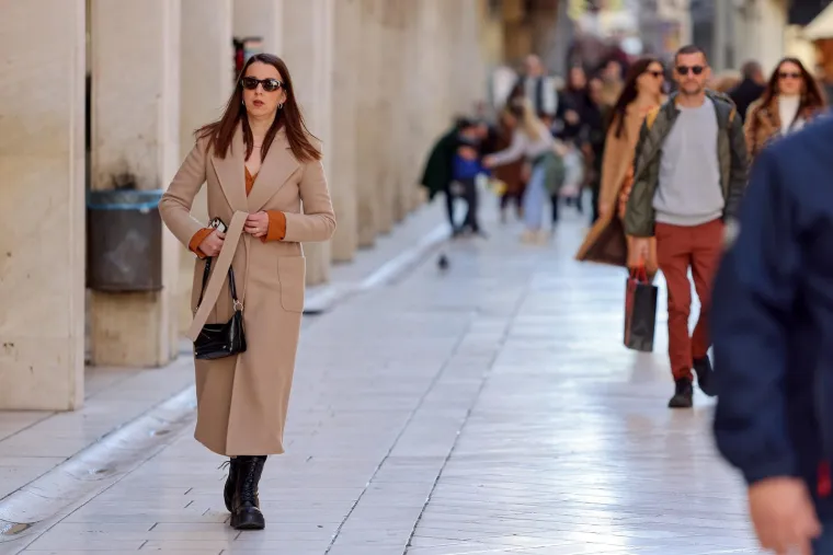 Zadar gorio u prosincu: Dame u mini suknjama mamile poglede u sredi&scaron;tu grada