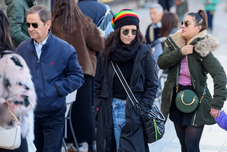 Zadar gorio u prosincu: Dame u mini suknjama mamile poglede u sredi&scaron;tu grada