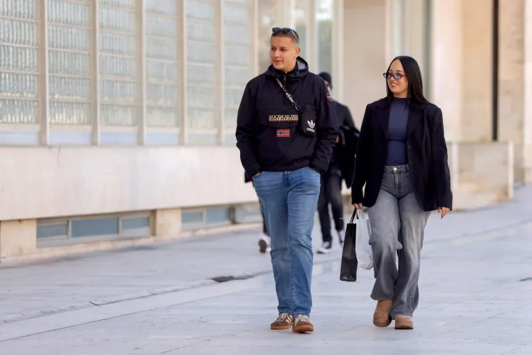 Zadar gorio u prosincu: Dame u mini suknjama mamile poglede u sredi&scaron;tu grada