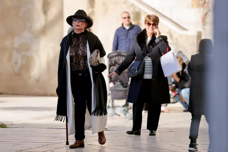 Zadar gorio u prosincu: Dame u mini suknjama mamile poglede u sredi&scaron;tu grada