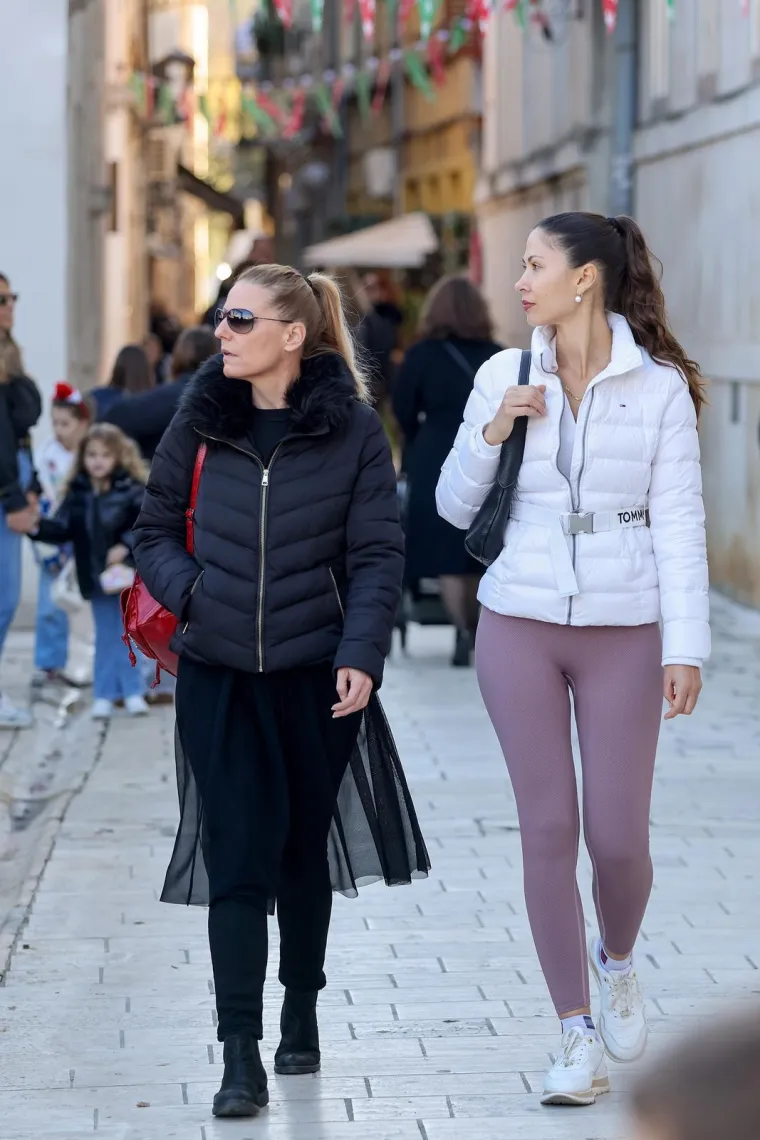 Zadar gorio u prosincu: Dame u mini suknjama mamile poglede u sredi&scaron;tu grada