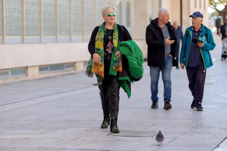 Zadar gorio u prosincu: Dame u mini suknjama mamile poglede u sredi&scaron;tu grada