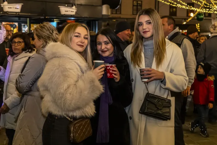 U ovom gradu ne fali romantike: Zaljubljene legice i lege zagrijali osječku Tvrđu