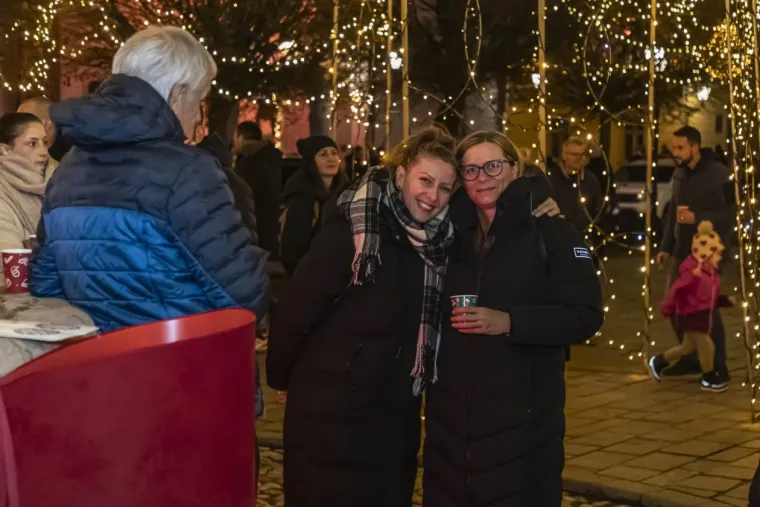 U ovom gradu ne fali romantike: Zaljubljene legice i lege zagrijali osječku Tvrđu