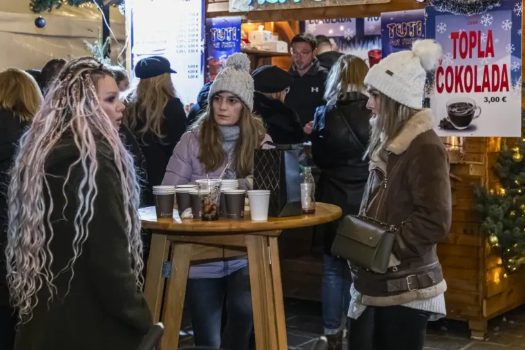 U ovom gradu ne fali romantike: Zaljubljene legice i lege zagrijali osječku Tvrđu