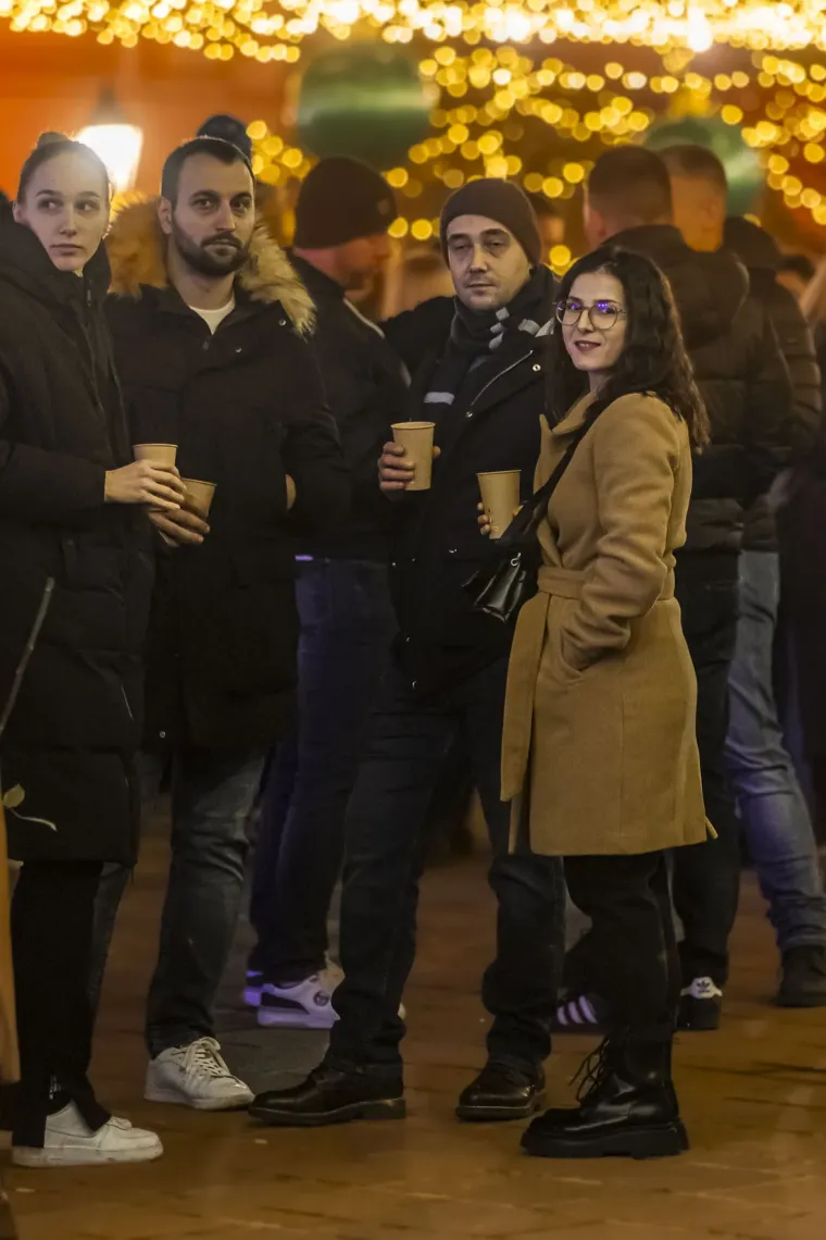 U ovom gradu ne fali romantike: Zaljubljene legice i lege zagrijali osječku Tvrđu