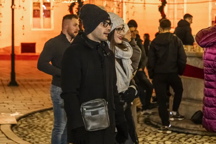 U ovom gradu ne fali romantike: Zaljubljene legice i lege zagrijali osječku Tvrđu