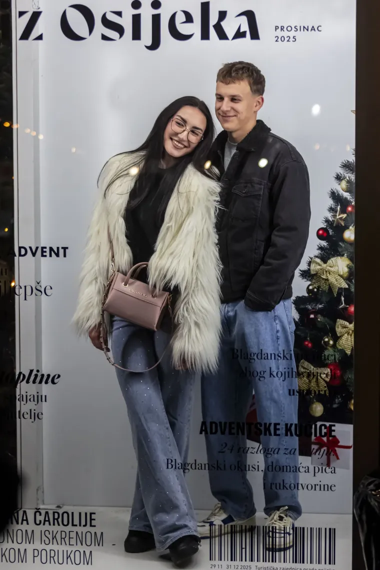 U ovom gradu ne fali romantike: Zaljubljene legice i lege zagrijali osječku Tvrđu