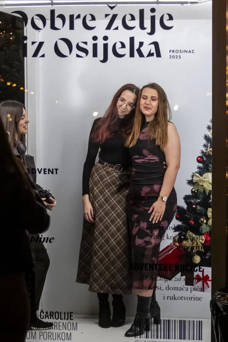 U ovom gradu ne fali romantike: Zaljubljene legice i lege zagrijali osječku Tvrđu