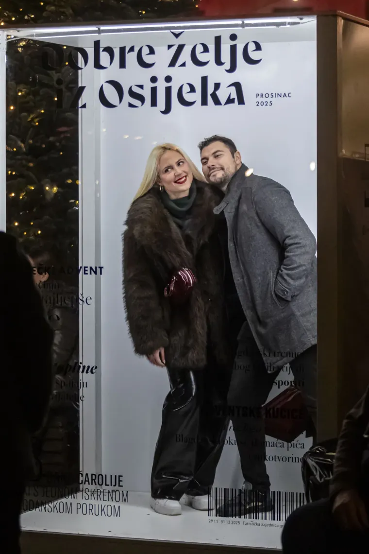 U ovom gradu ne fali romantike: Zaljubljene legice i lege zagrijali osječku Tvrđu