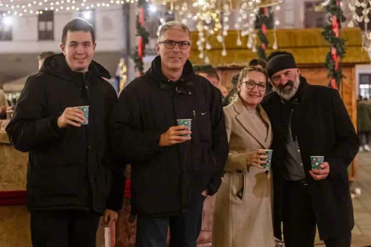 U ovom gradu ne fali romantike: Zaljubljene legice i lege zagrijali osječku Tvrđu
