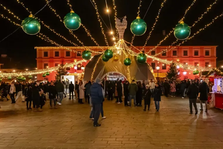 U ovom gradu ne fali romantike: Zaljubljene legice i lege zagrijali osječku Tvrđu