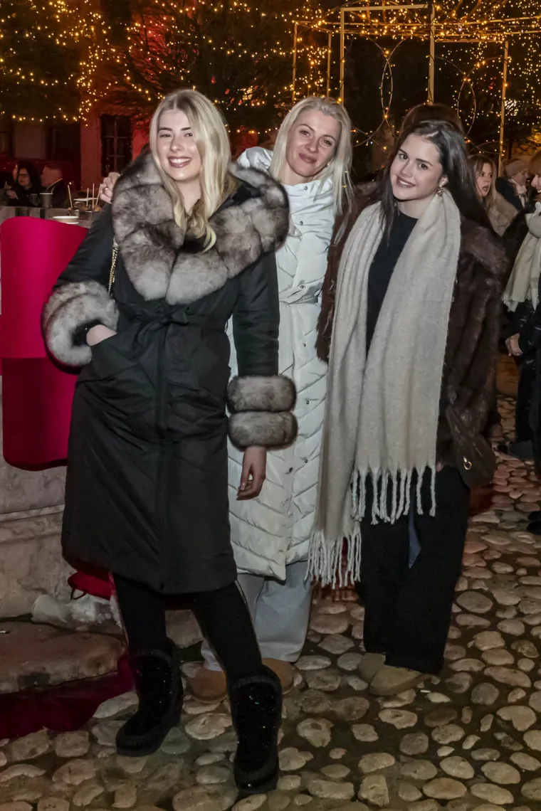 U ovom gradu ne fali romantike: Zaljubljene legice i lege zagrijali osječku Tvrđu