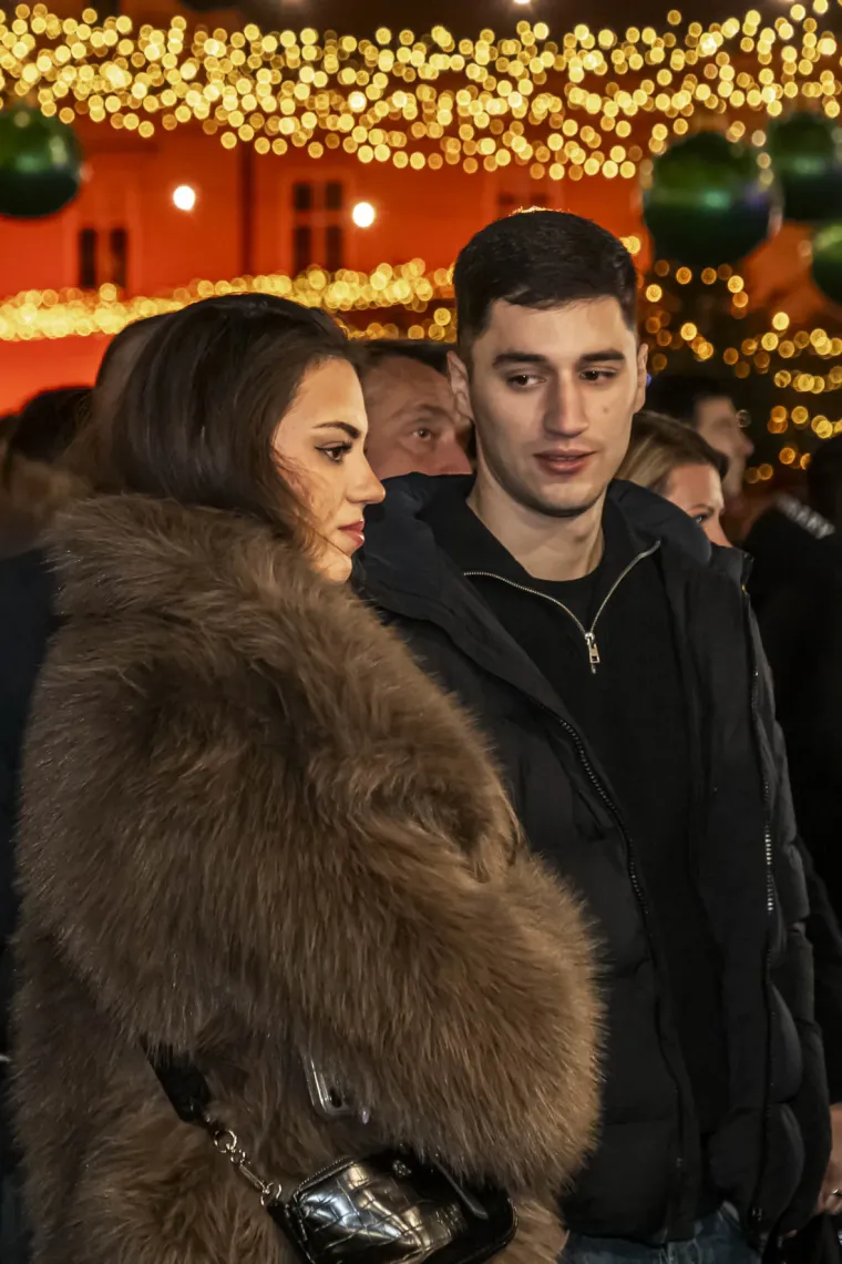 U ovom gradu ne fali romantike: Zaljubljene legice i lege zagrijali osječku Tvrđu