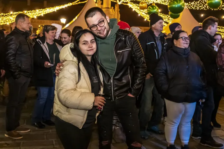 U ovom gradu ne fali romantike: Zaljubljene legice i lege zagrijali osječku Tvrđu