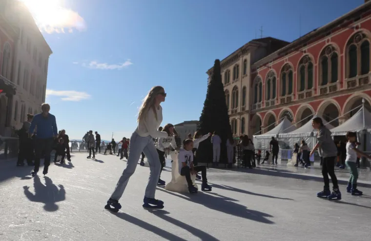 Nedjelja u suncem okupanom Splitu: Zanimljiv modni odabir jedne dame mamio poglede