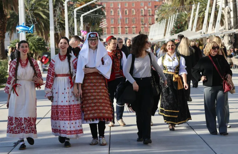 Nedjelja u suncem okupanom Splitu: Zanimljiv modni odabir jedne dame mamio poglede