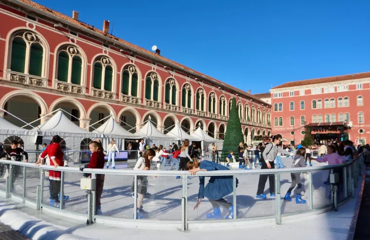 Nedjelja u suncem okupanom Splitu: Zanimljiv modni odabir jedne dame mamio poglede