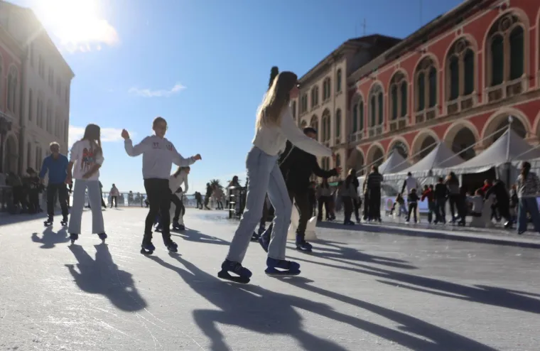 Nedjelja u suncem okupanom Splitu: Zanimljiv modni odabir jedne dame mamio poglede