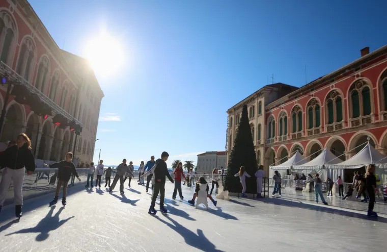 Nedjelja u suncem okupanom Splitu: Zanimljiv modni odabir jedne dame mamio poglede